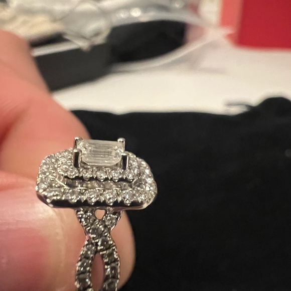 BEAUTIFUL EMERALD CUT DIAMOND ENGAGEMENT RING 💍 - Picture 3 of 8